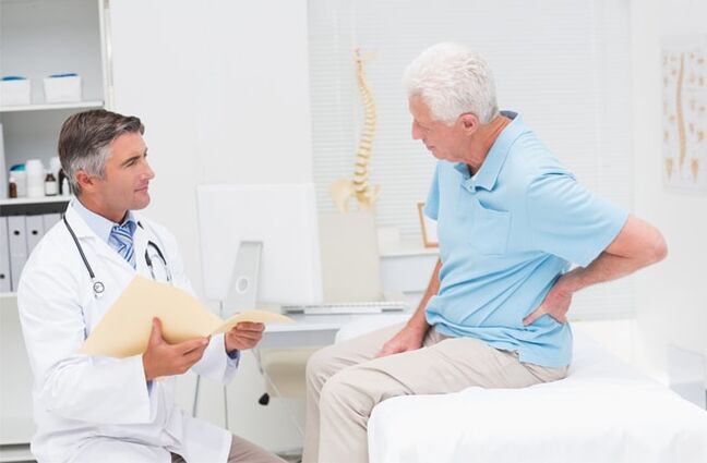A patient with arthrosis in a doctor's appointment